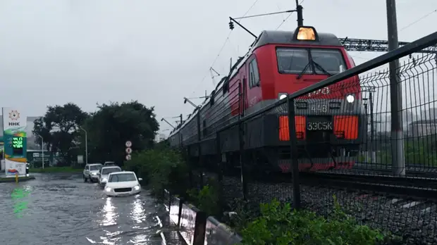 Эксперт рассказал, как ездить на подтопленных участках дороги