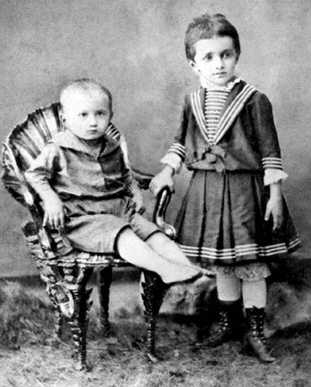 Виктор и его старшая сестра Аня, 1897 год. Фото: tsarselo.ru Виктор и его старшая сестра Аня, 1897 год. Фото: tsarselo.ru