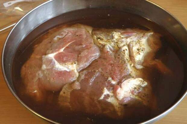 Мясо должно полежать в рассоле не менее 30 минут. / Фото: puzo2arbuza.ru Мясо должно полежать в рассоле не менее 30 минут. / Фото: puzo2arbuza.ru