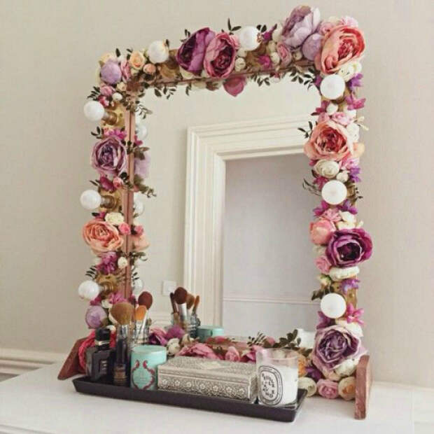 Цветочный декор рамы для зеркала.