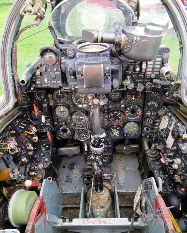 Внутри кабины Су-7Б
