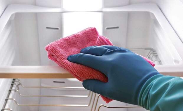 Полки холодильника нужно протереть тряпкой, смоченной перекисью. / Фото: aroma-avenue.ru Полки холодильника нужно протереть тряпкой, смоченной перекисью. / Фото: aroma-avenue.ru