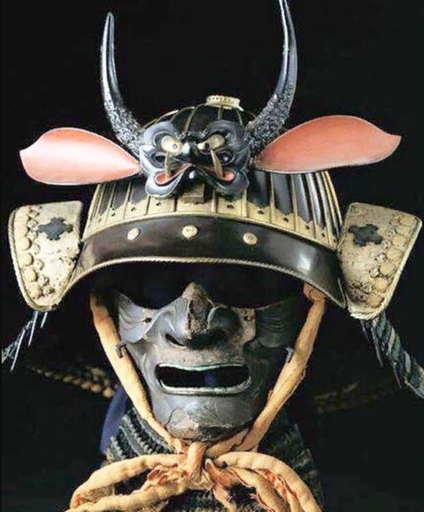 маска и кожаный шлем знатного японского воина