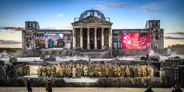 Спектакль «Победа! Знамя над Рейхстагом!» в кинопарке «Москино» посмотрели около 7 тысяч зрителей