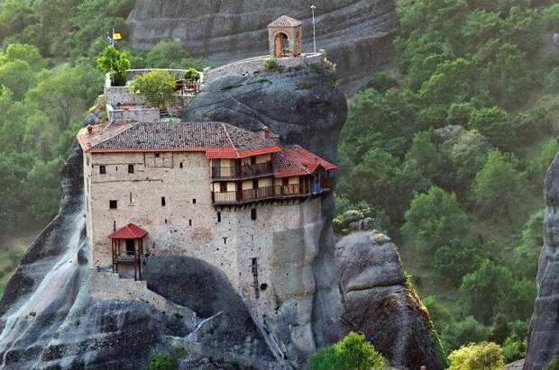 Удивительные строения монахи умело интегрировали в отвесные скалы на высоте от 400 метров над уровнем моря (Фессалия, Греция). | Фото: vmireinteresnogo.com.
