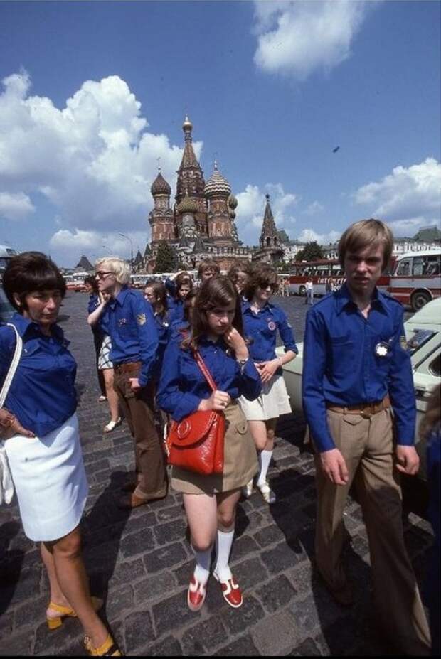 Туристы на экскурсии в Москве на Красной площади. СССР, Москва, 1975 год.