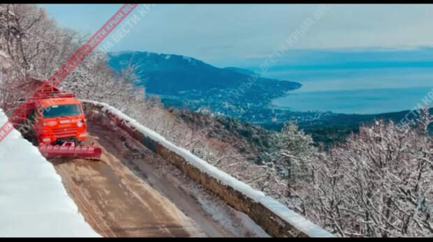 Дорогу на Ай-Петри расчищают от снега