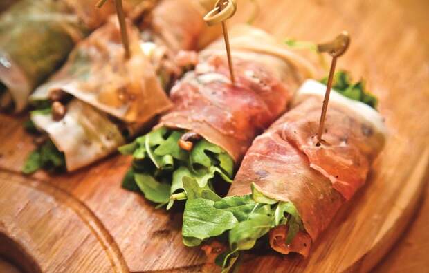 рулеты с пармской ветчиной,