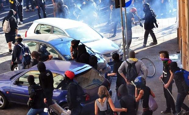 Masked protestors move on after breaking