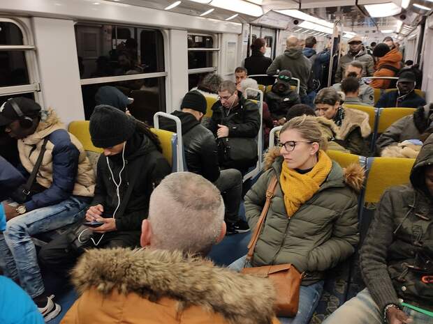 Парижская подземка в часы работы Фото: Алексей ИВАНОВ