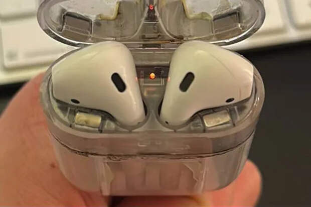 Инсайдер показал прототип первых AirPods с прозрачным кейсом