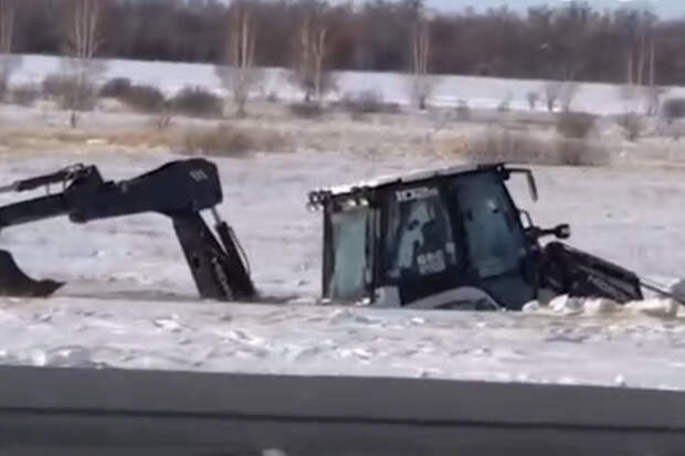 На Урале три трактора провалились под лед при расчистке трассы для дрифта