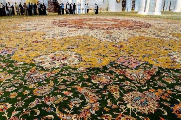Ковер площадью 5627 метров и весом 47 тонн. / Фото: www.din.az Ковер площадью 5627 метров и весом 47 тонн Фото wwwdinaz