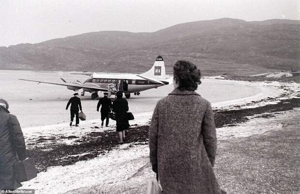 Самолет British European Airways на взлетно-посадочной полосе, остров Барра, Внешние Гебридские острова, 14 марта 1964 года