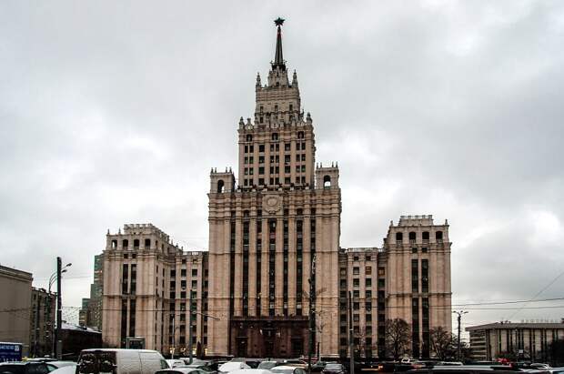 Административно-жилое здание у Красных Ворот, москва, вечер, сталинские высотки