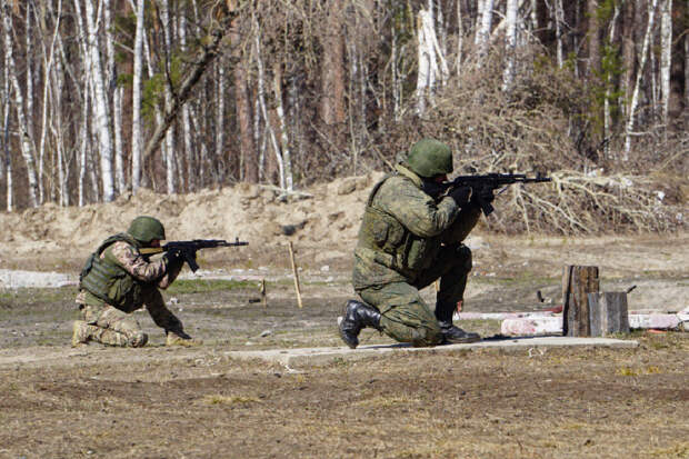 Военнослужащие Новосибирского ракетного соединения провели тренировку по стрельбе из штатного оружия
