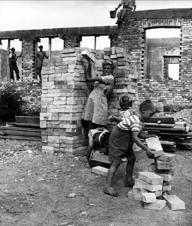 Венгрия, 1948 год - Дети и взрослые на работах по восстановлению разрушенного жилья