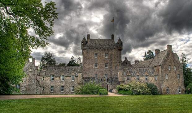 Несмотря на многовековую историю и суровый вид в замке призраки не водятся, что совсем несвойственно старинным замкам (Cawdor Castle, Шотландия). | Фото: europeanwaterways.com.