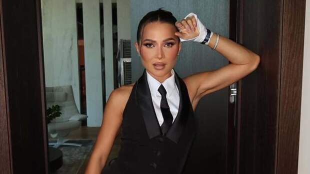 Везут в инвалидном кресле: первые кадры с тяжело больной Лерчек из больницы