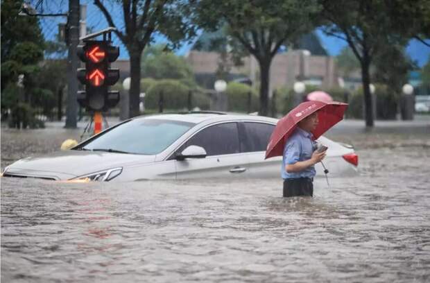 Число жертв наводнения в Китае уже достигло 33