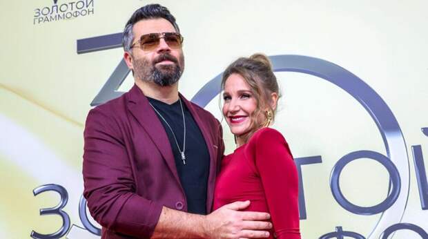 Ковальчук оправдала страстные танцы Чумакова с поклонницей: "Может позволить"