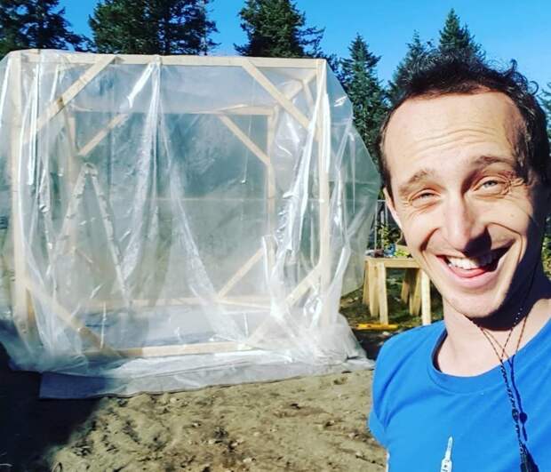 Блоггер собирался прожить в теплице 3 суток, а не продержался и дня