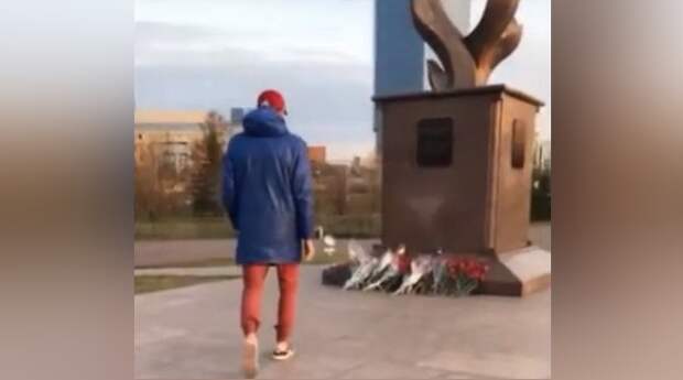 Фото корзины с цветами на братскую могилу. Украли цветы с клумбы. Фотография вечного огня. Украла цветы с мемориала. Возложение цветов к вечному огню.