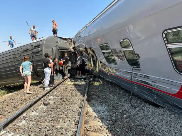 Очередная авария с поездом произошла сегодня в Волгоградской области. Пассажирский поезд, который следовал из Казани в Адлер, столкнулся с грузовиком.-2