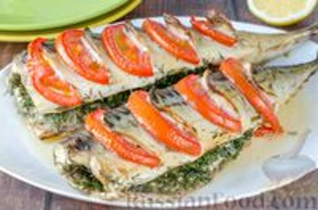 Фото к рецепту: Скумбрия, запеченная с укропом и помидорами