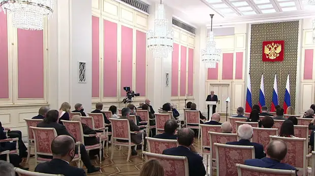 «Многие журналисты боролись с фейками»: Мишустин поблагодарил СМИ за работу в период пандемии COVID-19