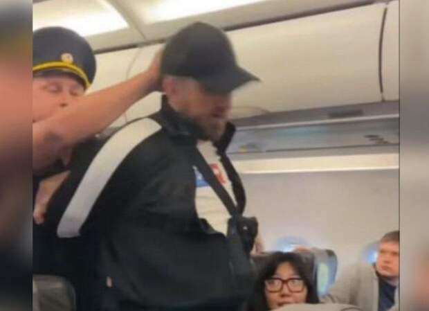Пассажир избил стюардессу и вылетел с рейса Москва-Новосибирск