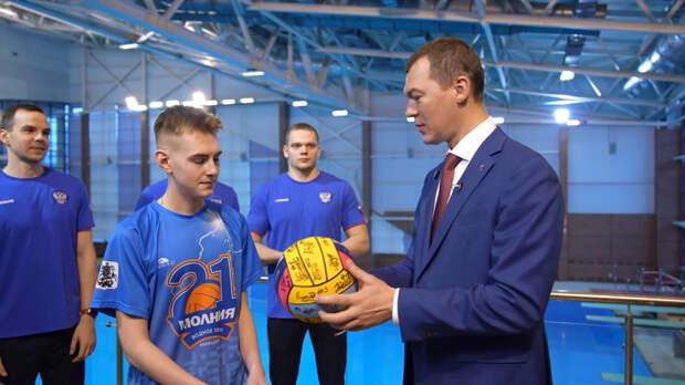 Министр спорта Михаил Дегтярев исполнил мечту подростка в акции «Елка желаний»