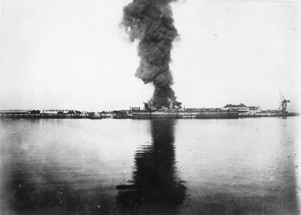 Огонь, вспыхнувший в Циндао в результате обстрела. Фото: Imperial War Museums