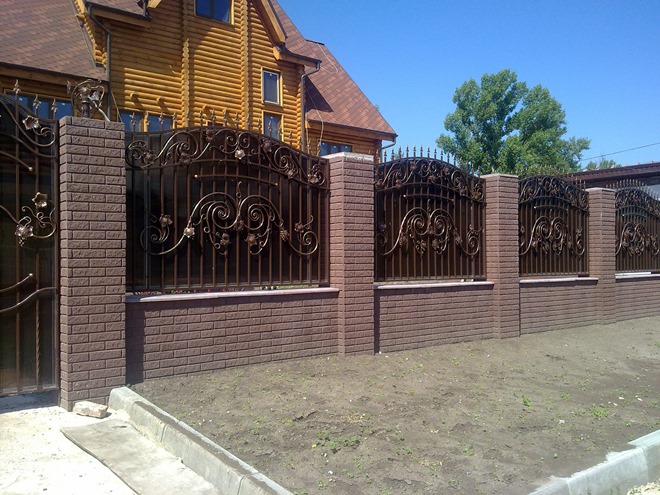 Кованые заборы: разновидности, преимущества и уход (102 фото)