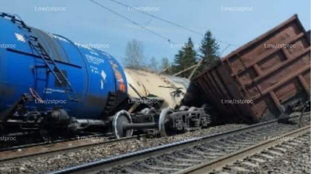 Пять вагонов грузового поезда сошли с рельсов в Красноярском крае