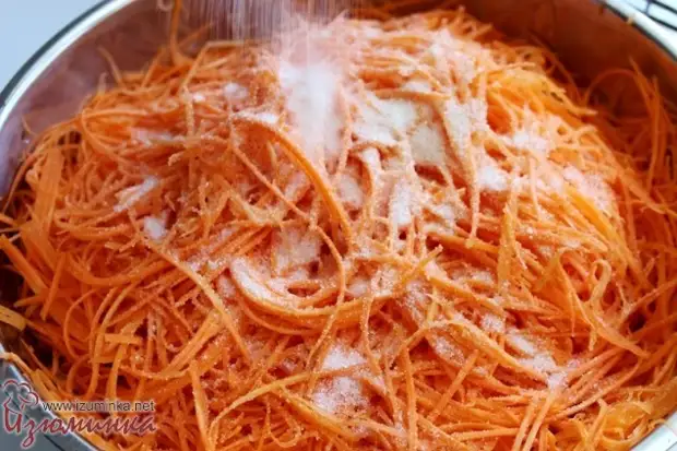 Корейская морковка делают ногами в ванной. Морковь по корейски дома. Как делать морковку по восточному. Морковь по корейски золотая долина. Морковь по-корейски.