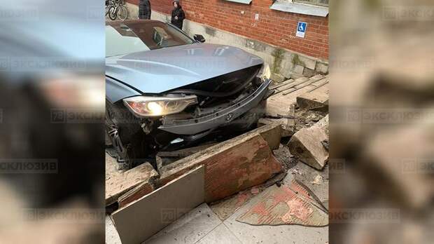 В Сестрорецке иномарка протаранила крыльцо магазина бытовой техники