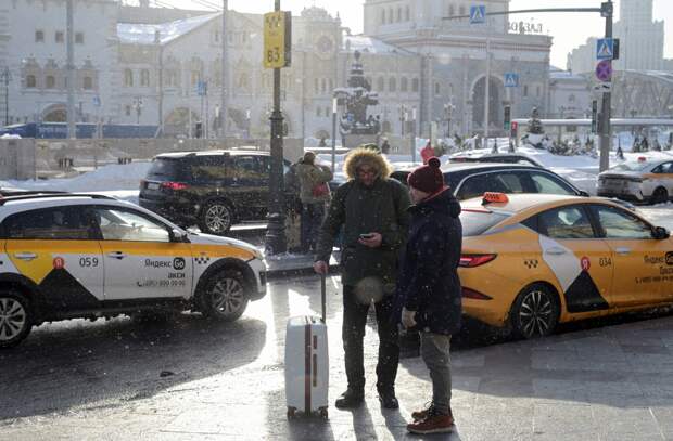 Повышение цен на такси в непогоду предложили ограничить