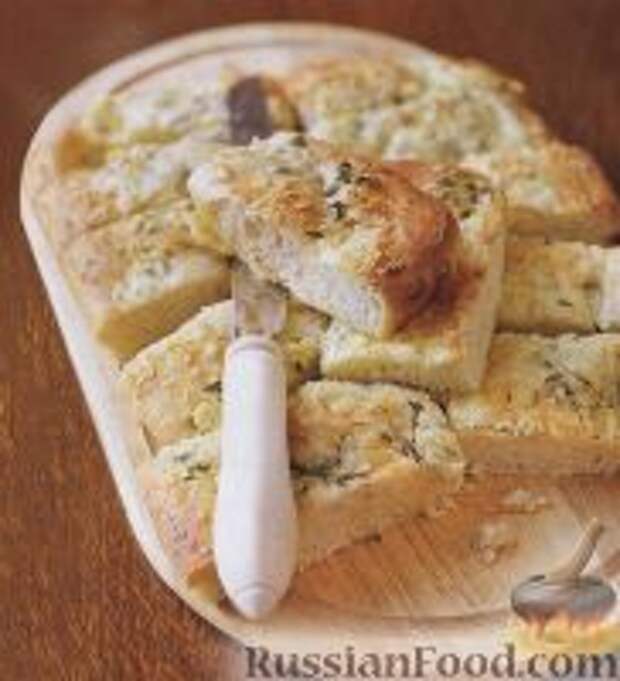 Фото к рецепту: Плоский хлеб с чесноком, тимьяном и сыром