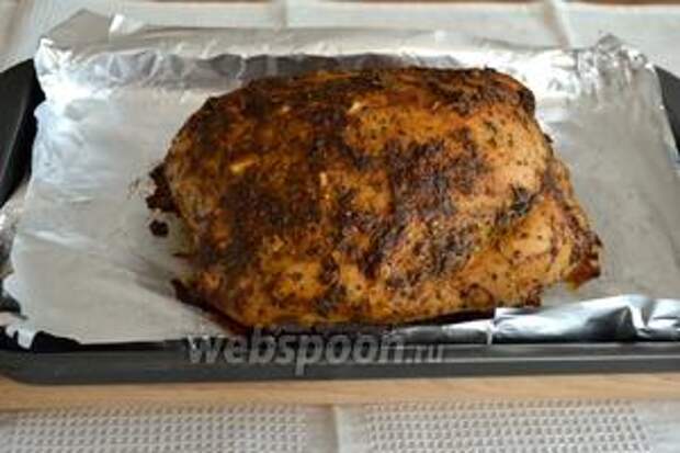 Перед запеканием буженины, разогреть духовку до максимума — 250°C. Индейку положить на противень, застеленный фольгой и поставить в горячую духовку! Температуру сразу же снизить до 200°C. Запекать от 50 минут до 1 часа. Затем дать буженине полностью остыть в духовке, и подавать. В охлаждённом виде ОЧЕНЬ вкусно!