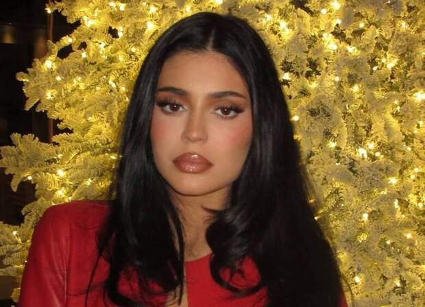 Бант вместо платья: Кайли Дженнер разделась для новой фотосессии