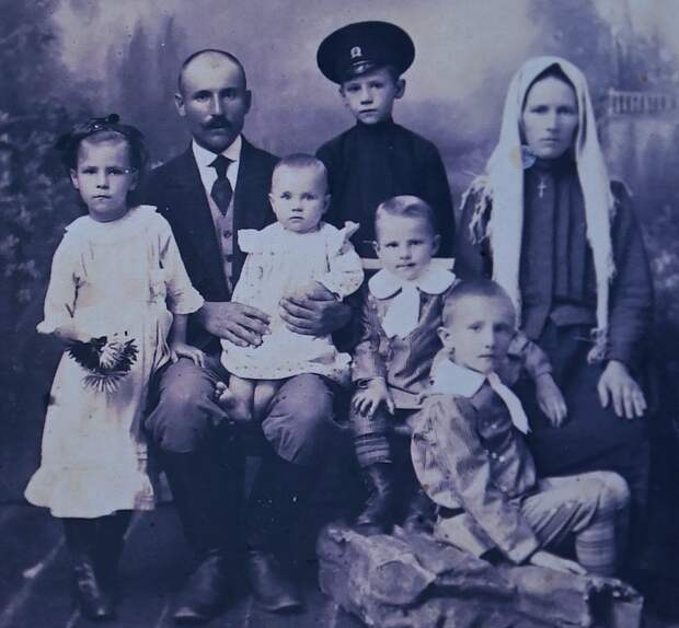 Отец Романа Руденко Андрей с женой Натальей. Дети - Нина, Пётр, Николай, Федор, Роман. Фотография из семейного архива семьи Руденко