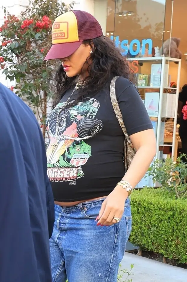 Рианна спровоцировала слухи о помолвке