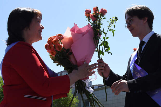 Минпросвещения РФ: российским школам рекомендовано провести выпускные 27 июня