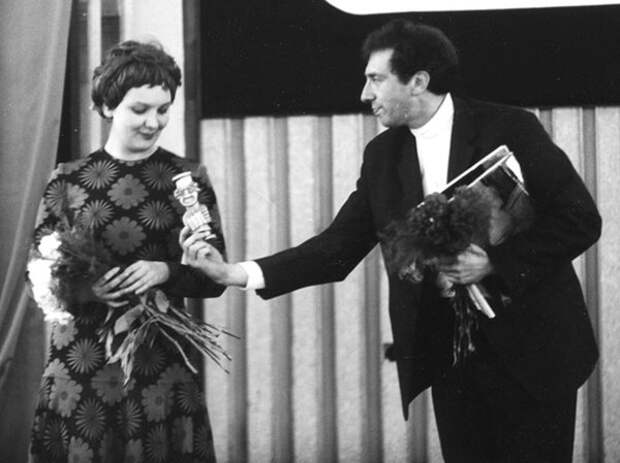 Наталья Тенякова и Сергей Юрский на сцене. Фото: kino-teatr.ru