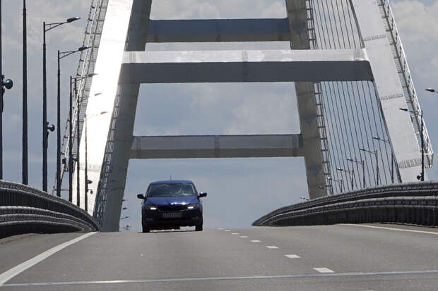 На Крымском мосту на 46 минут приостанавливали движение транспорта