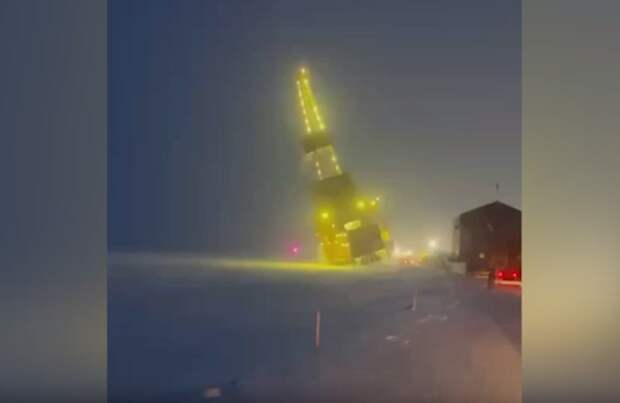 На Аляске рухнула и загорелась крупнейшая в США мобильная буровая установка