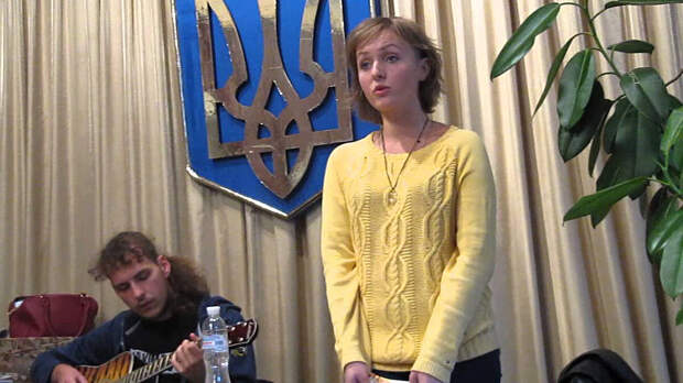фото: yandex.ru. А.Дмитрук после своих стихов была очень популярной на Украине. Ее много и с удовольствием показывали по ТВ и приглашали выступать в коллективы.