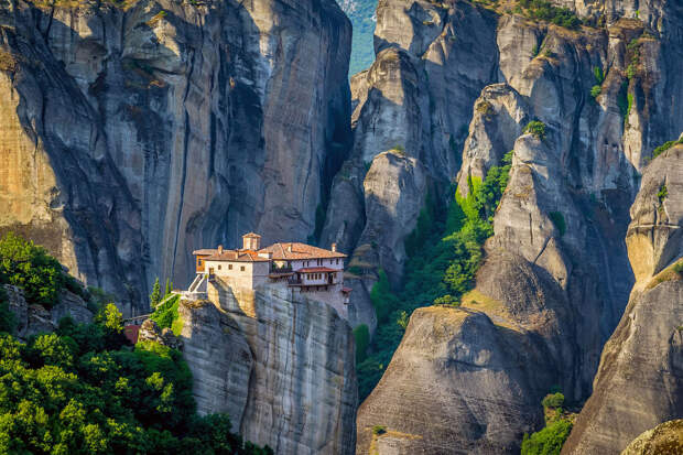 Монастырь Русану и уникальные виды на скалы