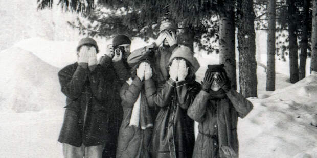 Наблюдать вместо объяснять: режиссёр Дмитрий Волкострелов и его спектакль «Контрольные отпечатки»